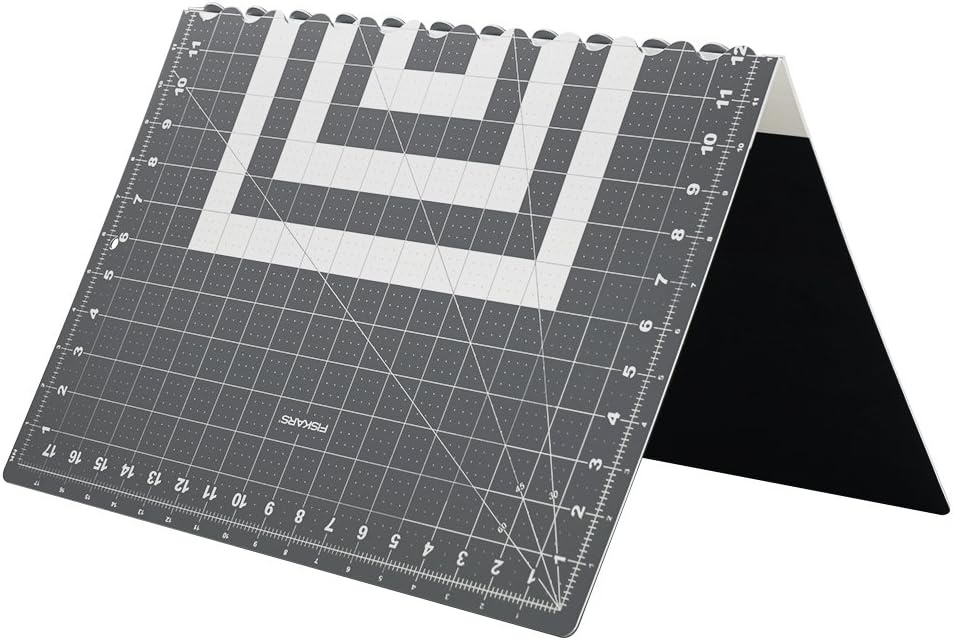 Fiskars 18″ x 24″ Folding Cutting Mat for Travel and Storage – Fabric and Sewing Craft Projects – Self-Healing Mat – Gray(18″L x 24″W)