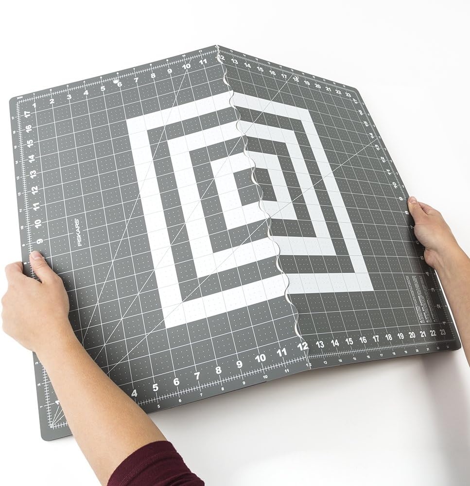Fiskars 18″ x 24″ Folding Cutting Mat for Travel and Storage – Fabric and Sewing Craft Projects – Self-Healing Mat – Gray(18″L x 24″W)