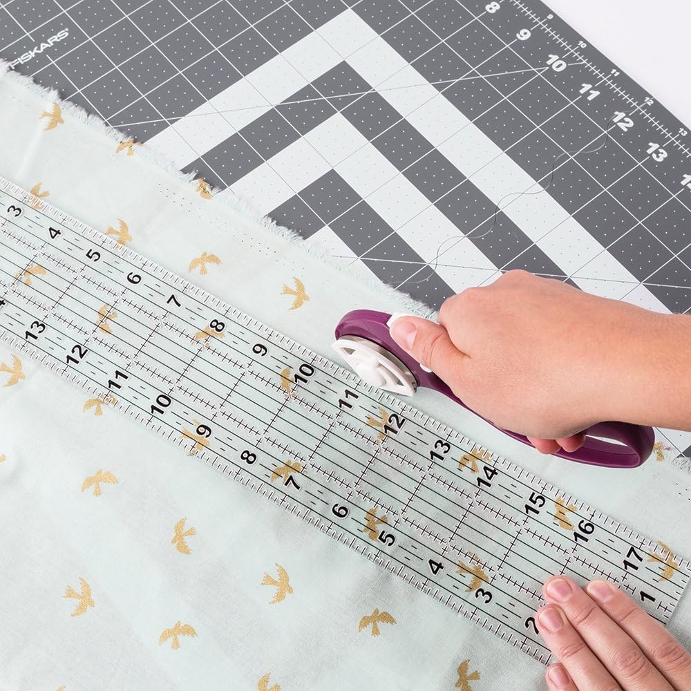 Fiskars 18″ x 24″ Folding Cutting Mat for Travel and Storage – Fabric and Sewing Craft Projects – Self-Healing Mat – Gray(18″L x 24″W)