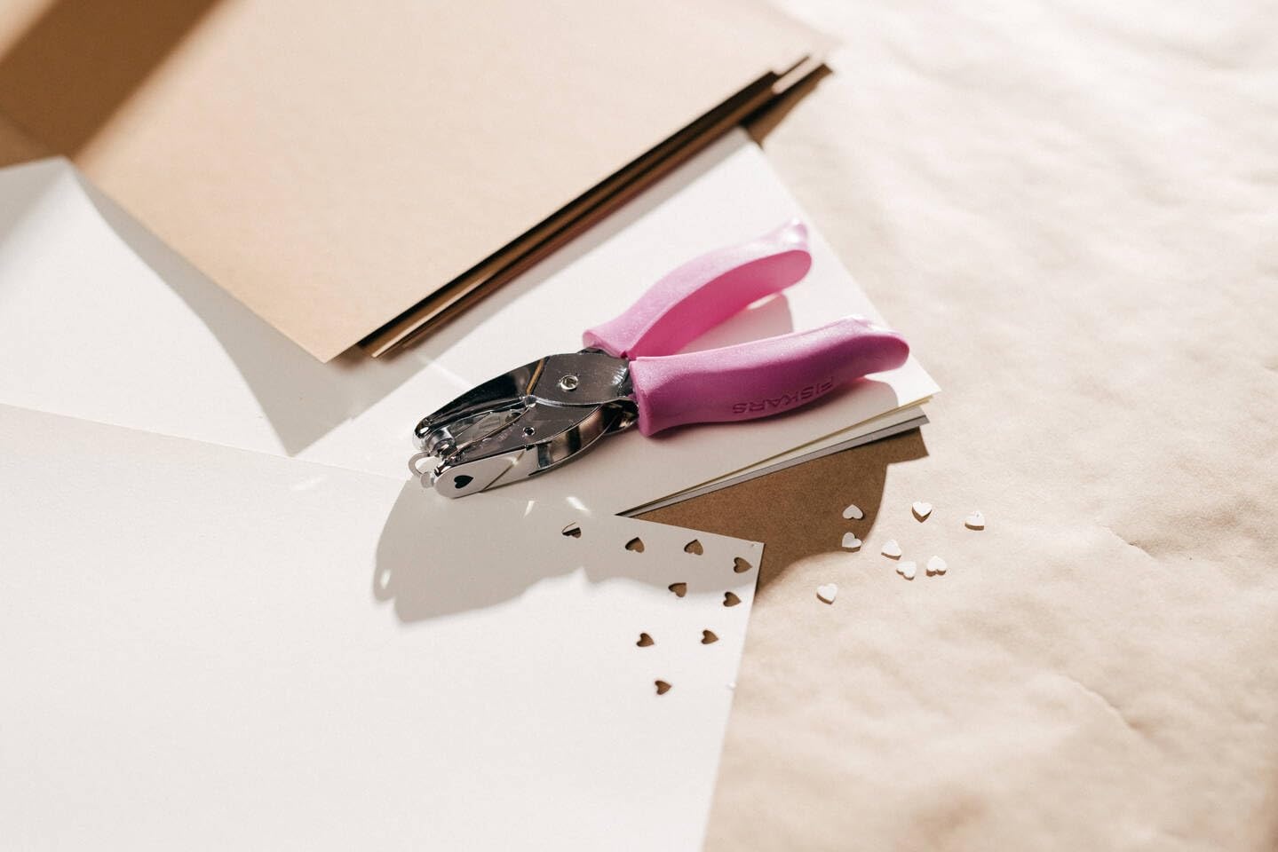 Fiskars 1/16 Inch Hand Punch, Circle, Purple(1/4 in Heart)