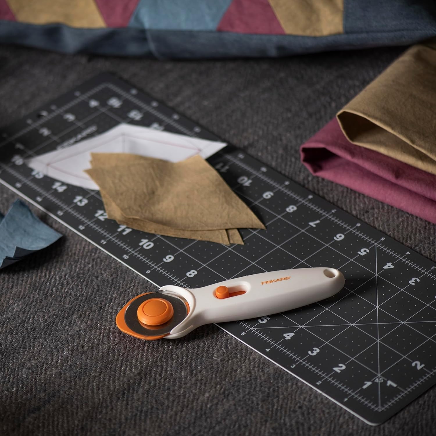 Fiskars Loop Rotary Cutter, Explore Collection Ultra Lilac, Precision-Ground Steel Blade for Fabric, Felt and Vinyl, 45mm(Premium Stick)