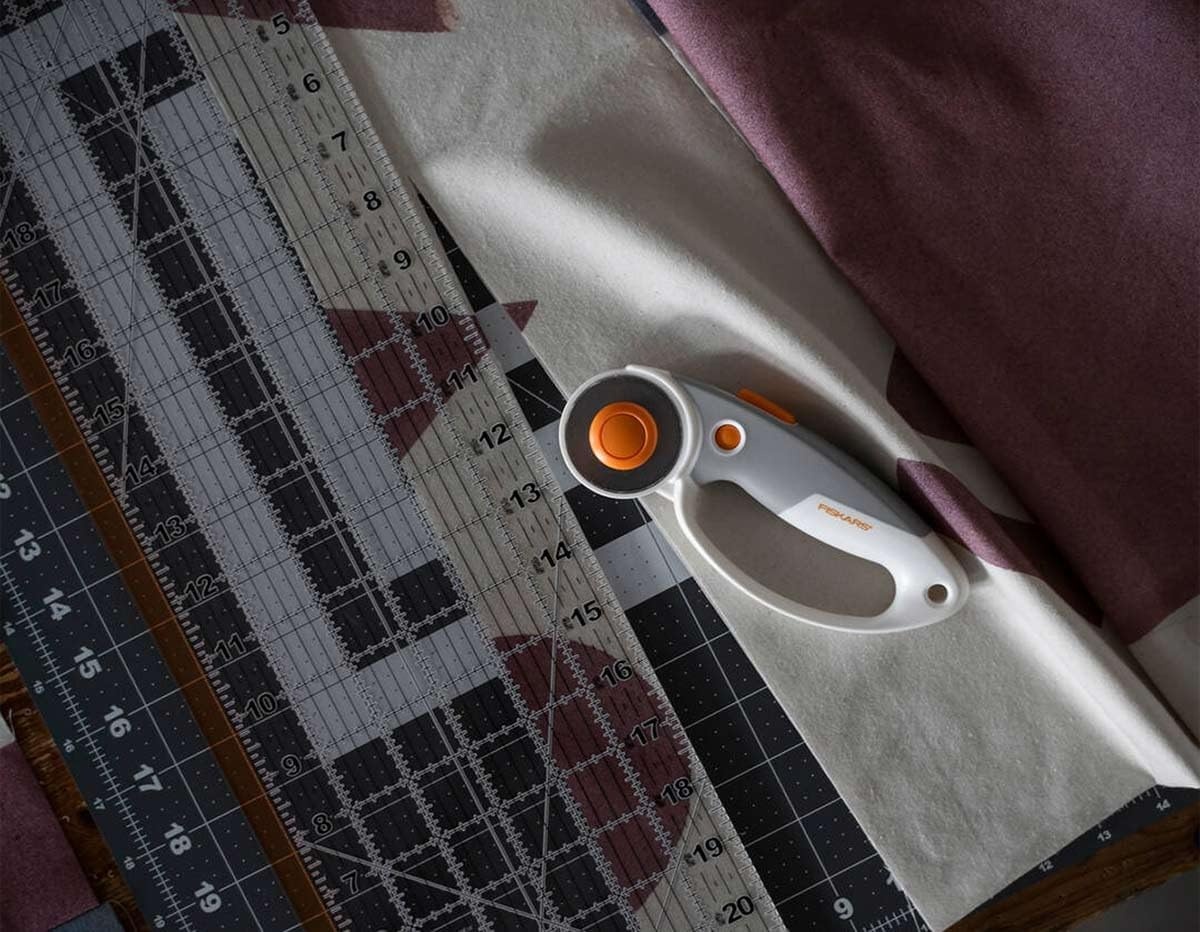 Fiskars Classic 45mm Loop Rotary Cutter for Fabric and Paper – 45mm – Rotary Cutter for Sewing, Arts and Crafts with Comfort Handle – Grey and Orange [packing may slightly vary]
