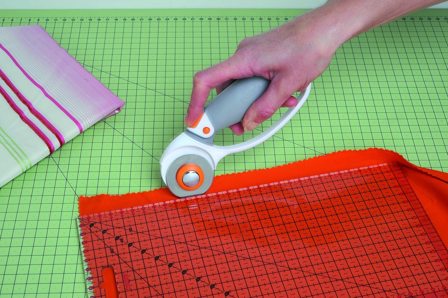 Fiskars Classic 45mm Loop Rotary Cutter for Fabric and Paper – 45mm – Rotary Cutter for Sewing, Arts and Crafts with Comfort Handle – Grey and Orange [packing may slightly vary]