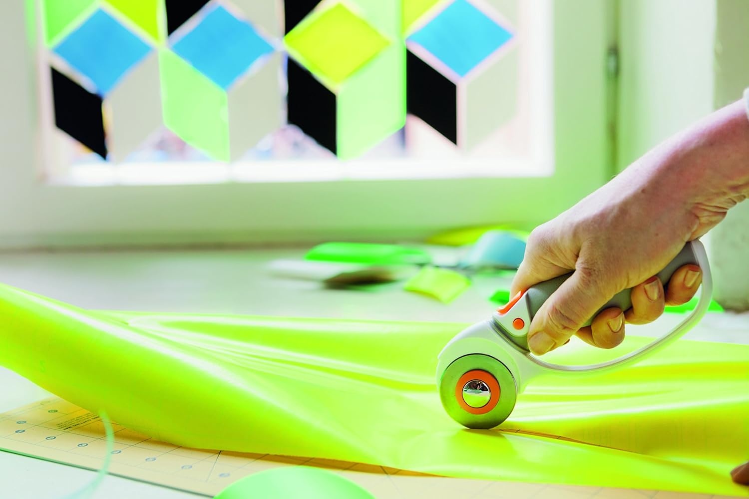 Fiskars Classic 45mm Loop Rotary Cutter for Fabric and Paper – 45mm – Rotary Cutter for Sewing, Arts and Crafts with Comfort Handle – Grey and Orange [packing may slightly vary]