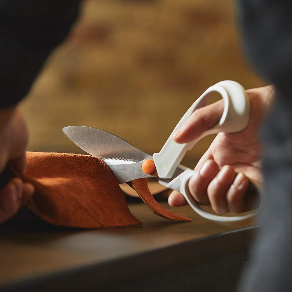 Fiskars SoftGrip PowerCut Fabric and Mixed Media Scissors – 8″ Heavy Duty Scissors for Fabric, Cardboard, Cork, Decorative Metal and Foam Cutting with Serrated Blade Edge – White