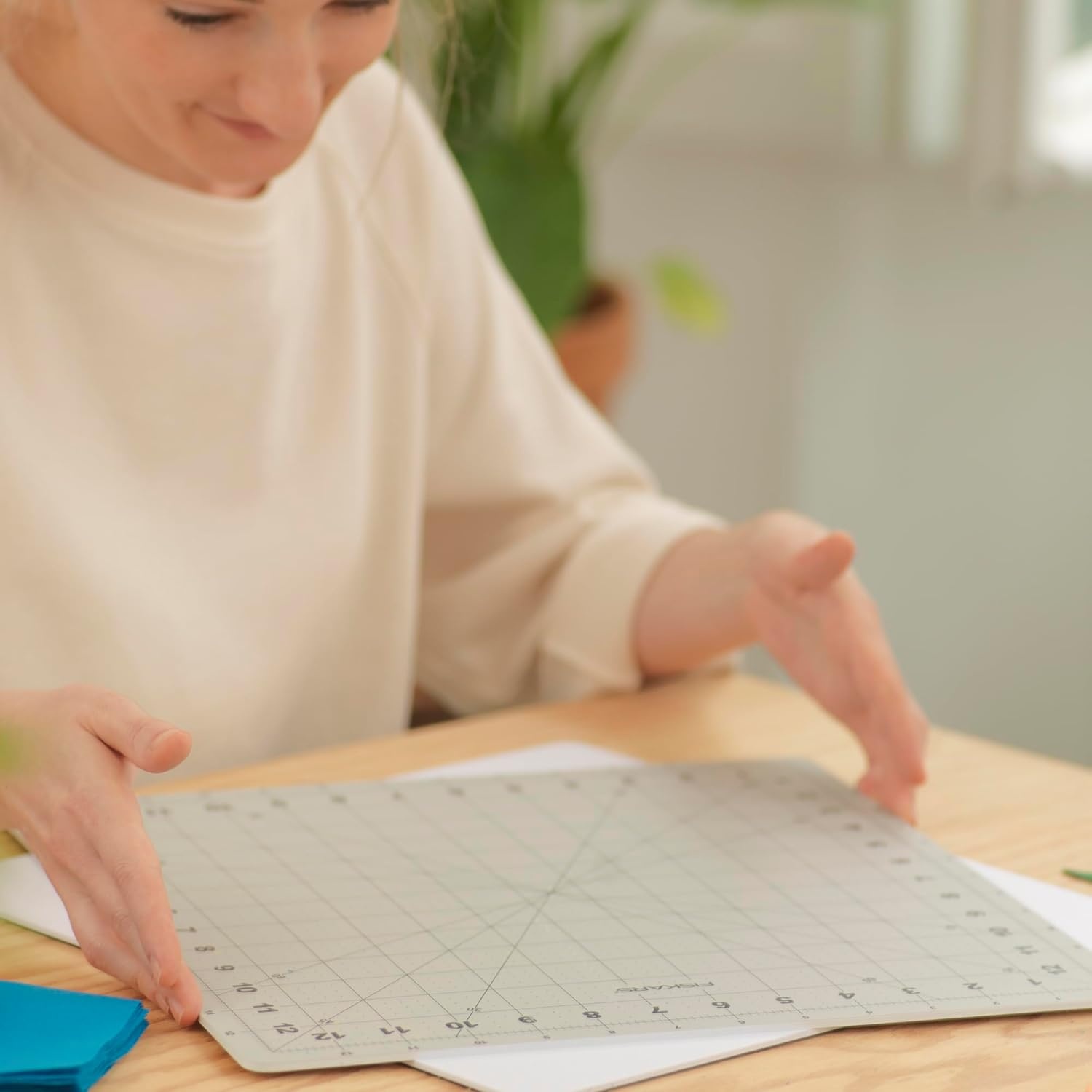 Fiskars 18″ x 24″ Folding Cutting Mat for Travel and Storage – Fabric and Sewing Craft Projects – Self-Healing Mat – Gray(14″L x 14″W)