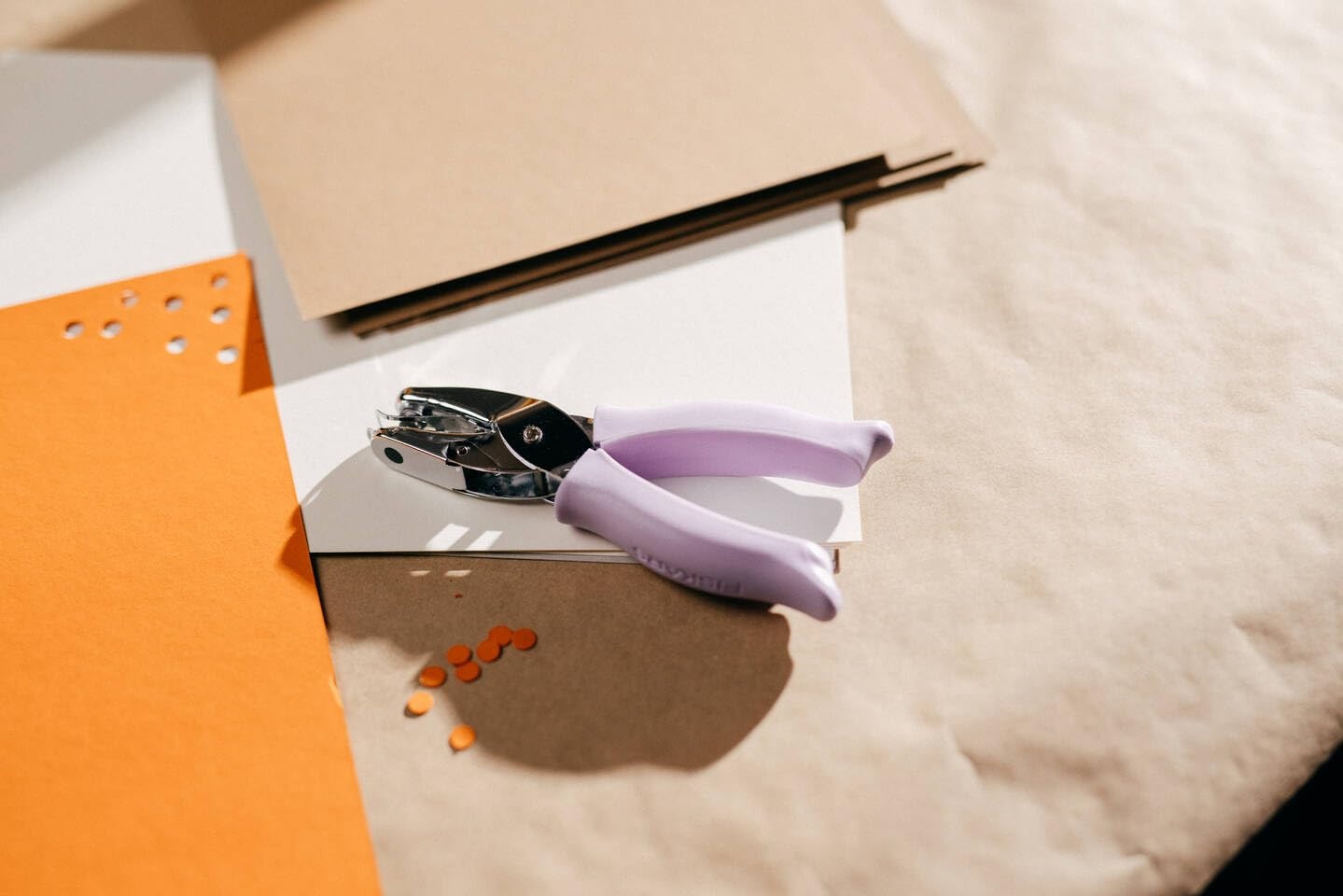 Fiskars 1/16 Inch Hand Punch, Circle, Purple(1/4 in Circle)