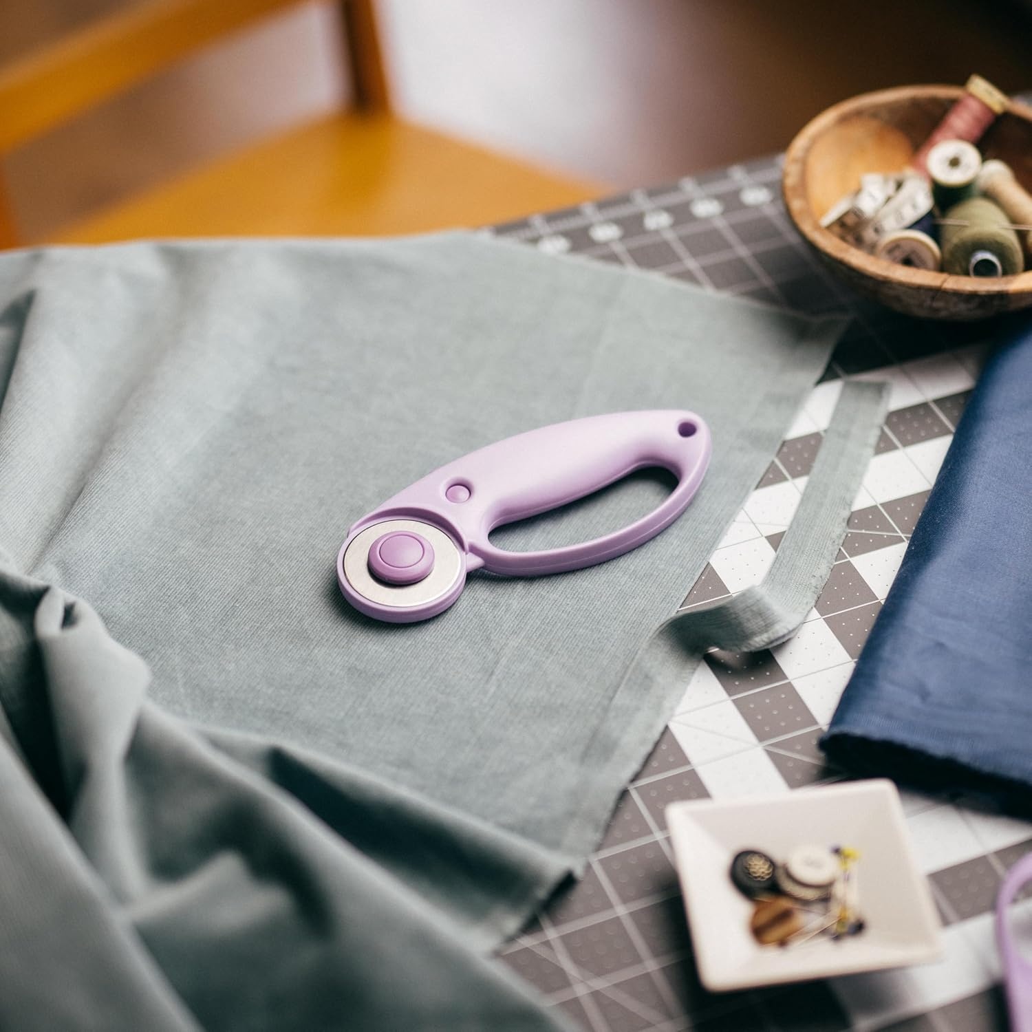 Fiskars Loop Rotary Cutter, Explore Collection Ultra Lilac, Precision-Ground Steel Blade for Fabric, Felt and Vinyl, 45mm(Lilac)