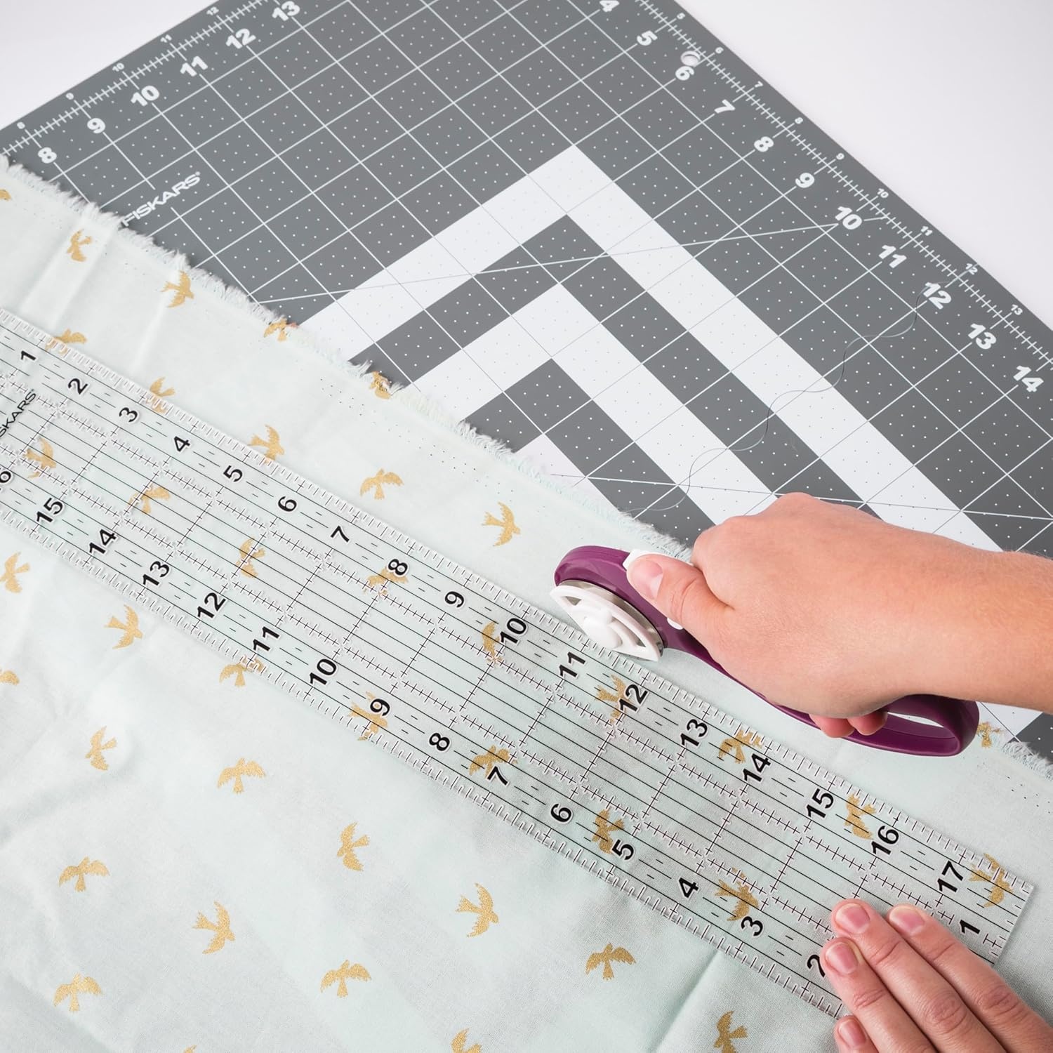 Fiskars 24″ x 36″ Folding Cutting Mat for Travel and Storage – Fabric and Sewing Craft Projects – Self-Healing Mat – Gray(12.8″L x 5″W)