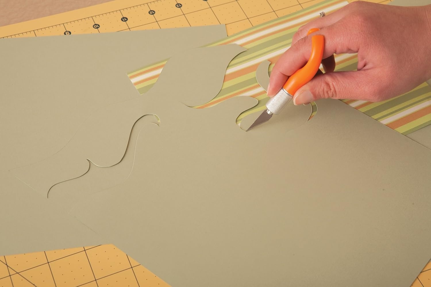 Fiskars Easy Change Medium Duty Precision Craft Knife Cutting and Carving Set, Softgrip and Ideal for Precise Cutting, Includes 12 blades, Orange/White(Knife)