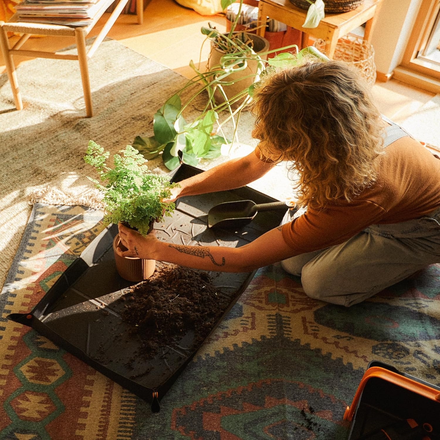 Fiskars Large Repotting Mat for Indoor Garden Transplanting and Soil Mess Control, Foldable and Water Resistant, 32.5″ x 17.5″(32.5″ x 17.5″)
