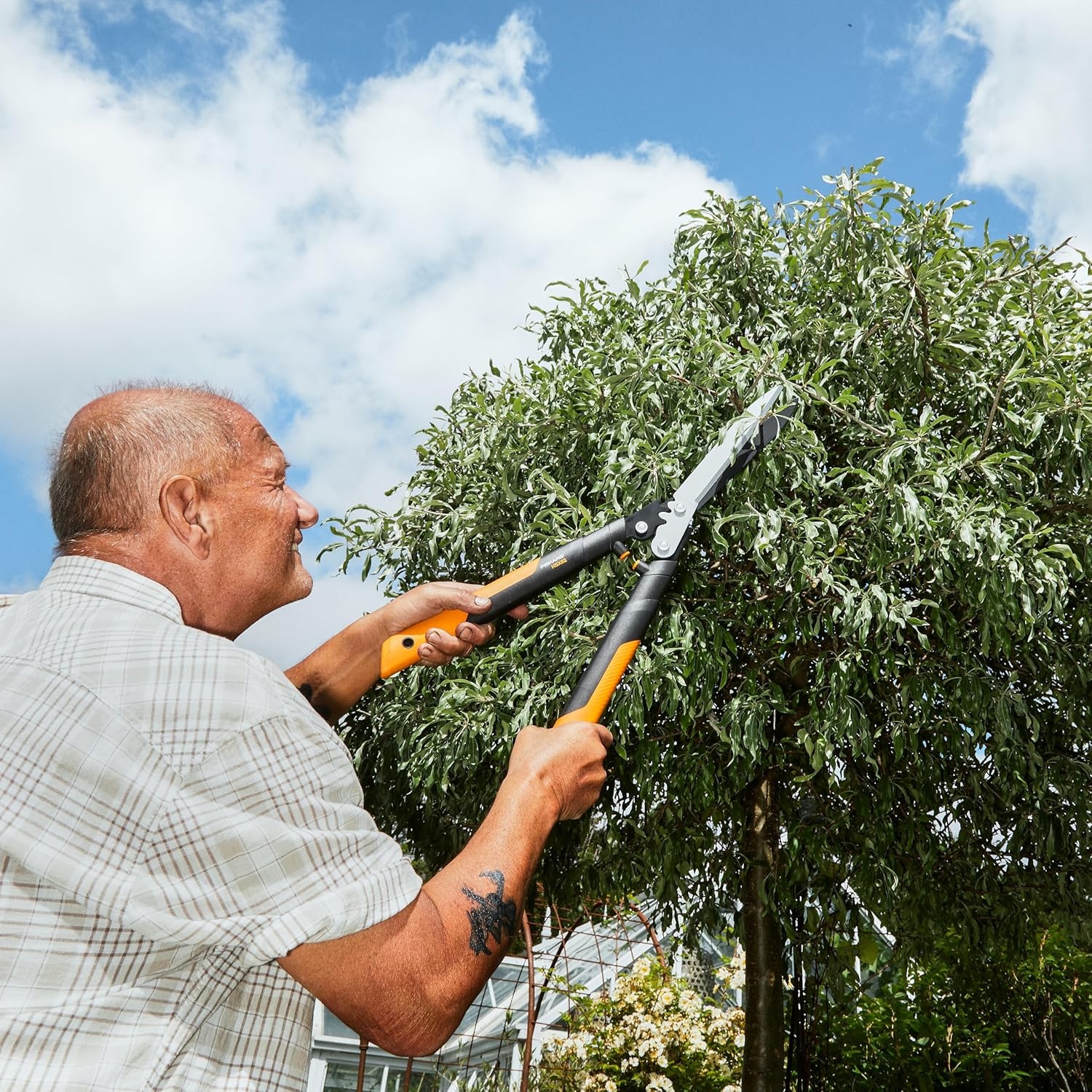 Fiskars DualAction Hedge Shears, 2-in-1 Fast Trimming & PowerCut Hedge Trimmer, Precision-Ground Steel Blades for Clean Cuts, Shock-Absorbing Bumpers & SoftGrip Handles for Comfort(PowerGear2 Shock Absorbing 23 in)