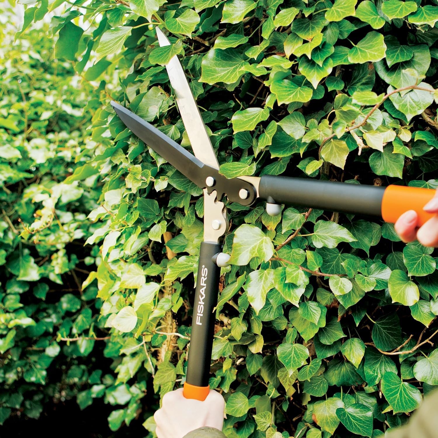 Fiskars DualAction Hedge Shears, 2-in-1 Fast Trimming & PowerCut Hedge Trimmer, Precision-Ground Steel Blades for Clean Cuts, Shock-Absorbing Bumpers & SoftGrip Handles for Comfort(PowerGear 23 in)