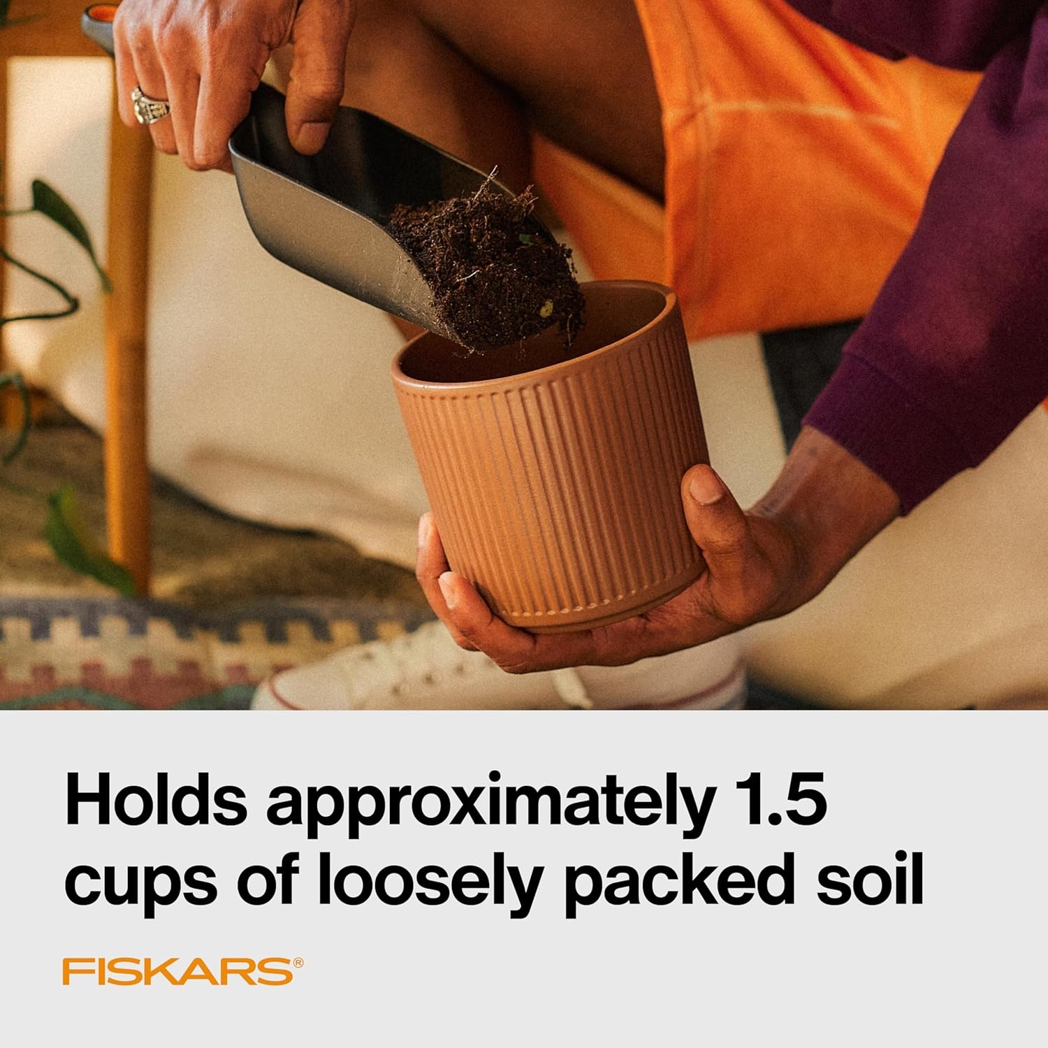 Fiskars Planting Soil Scoop & Brush Set, Dual-Sided Tool for Indoor Digging & Cleanup, Narrow Rigid End & Flexible Dustpan for Potting, Soft Bristles Sweep Debris, Recycled Plastic(Soil Scoop)