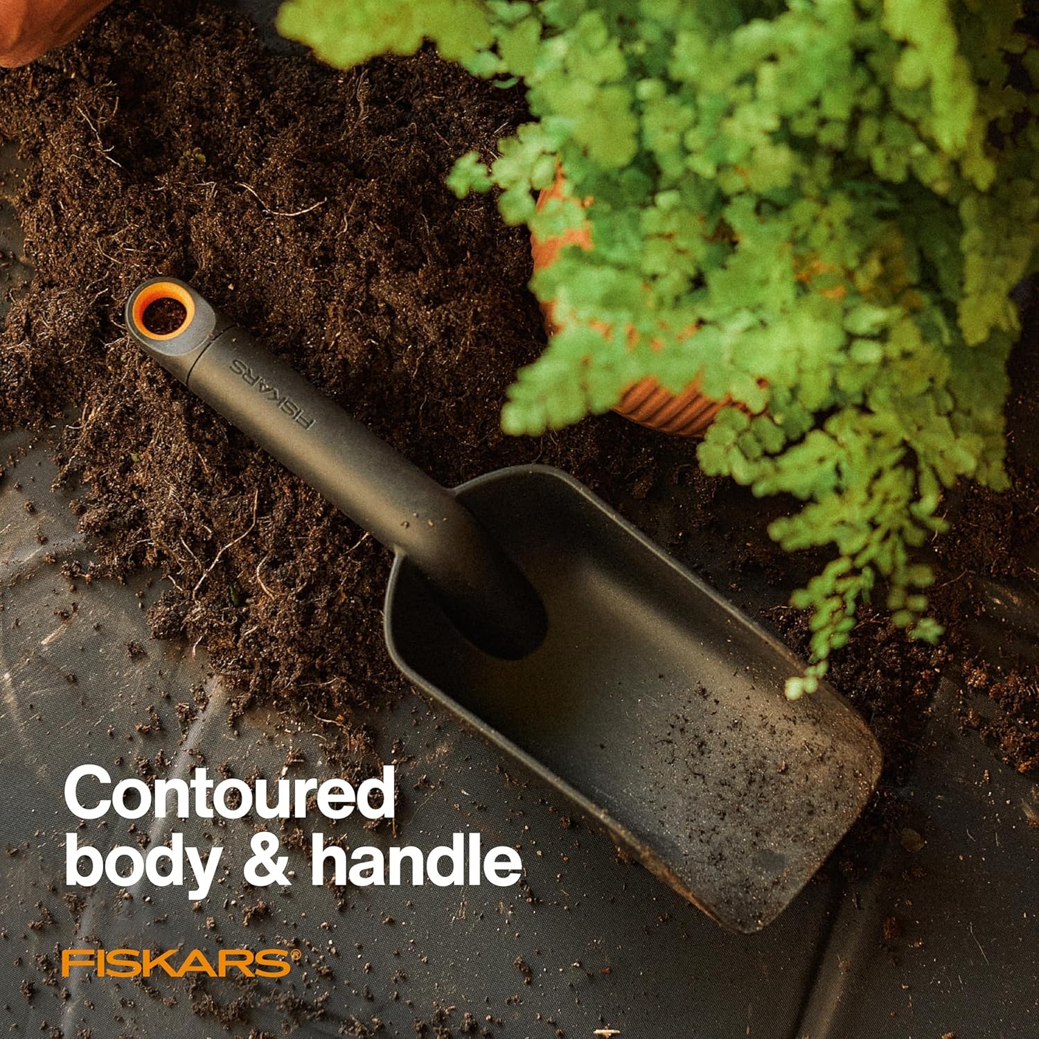 Fiskars Planting Soil Scoop & Brush Set, Dual-Sided Tool for Indoor Digging & Cleanup, Narrow Rigid End & Flexible Dustpan for Potting, Soft Bristles Sweep Debris, Recycled Plastic(Soil Scoop)
