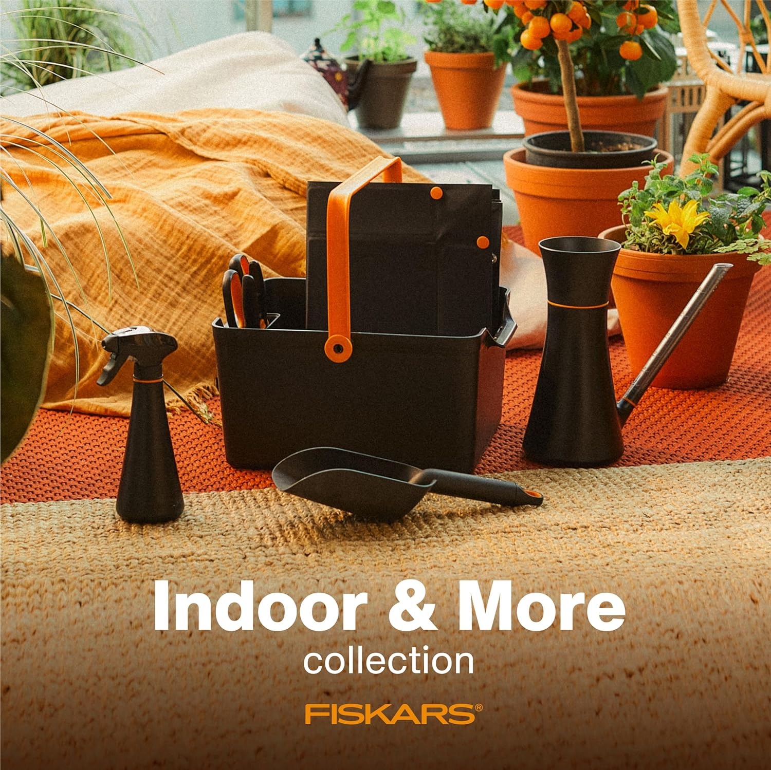 Fiskars Planting Soil Scoop & Brush Set, Dual-Sided Tool for Indoor Digging & Cleanup, Narrow Rigid End & Flexible Dustpan for Potting, Soft Bristles Sweep Debris, Recycled Plastic(Soil Scoop)
