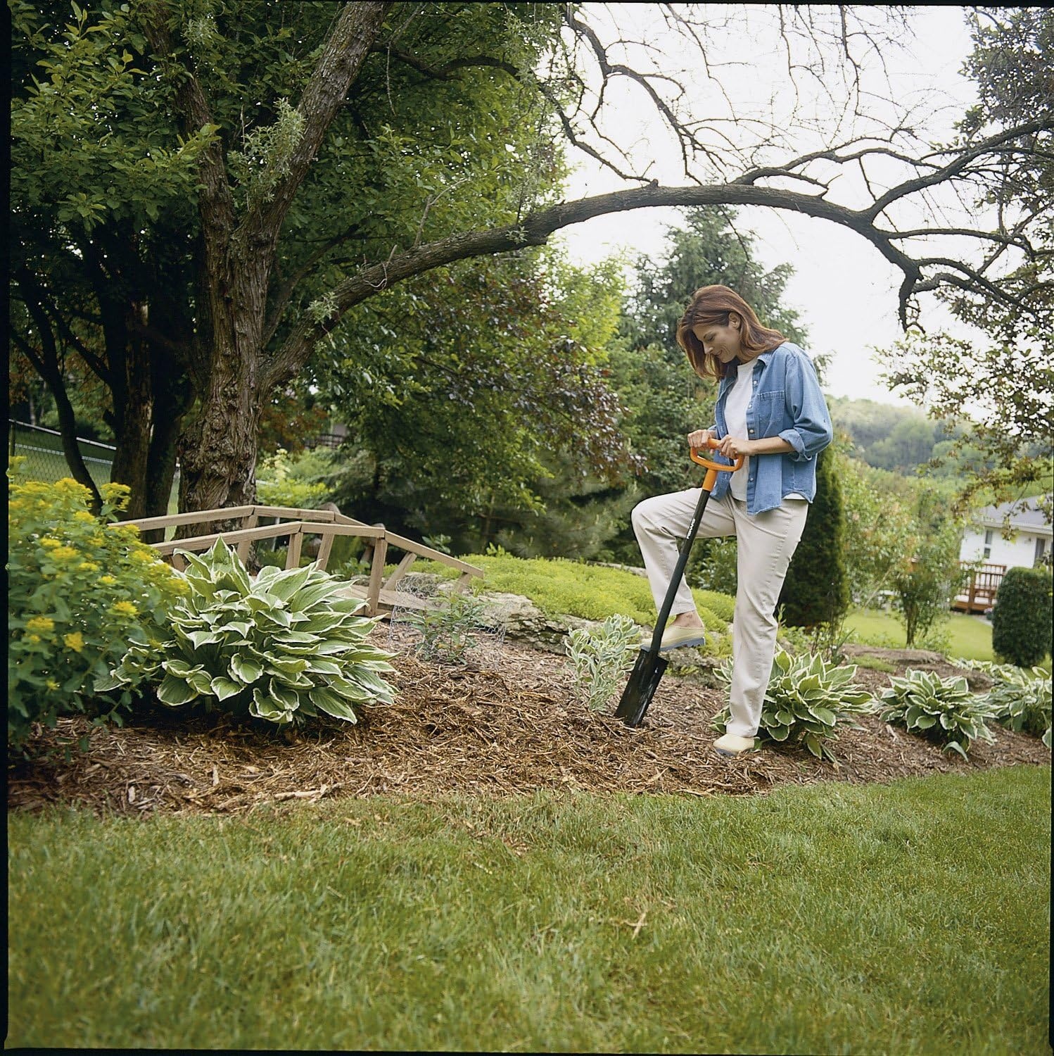Fiskars 46″ Steel Garden Spade Shovel with Ergonomic D-Handle, Garden Tool for Transplanting and Digging
