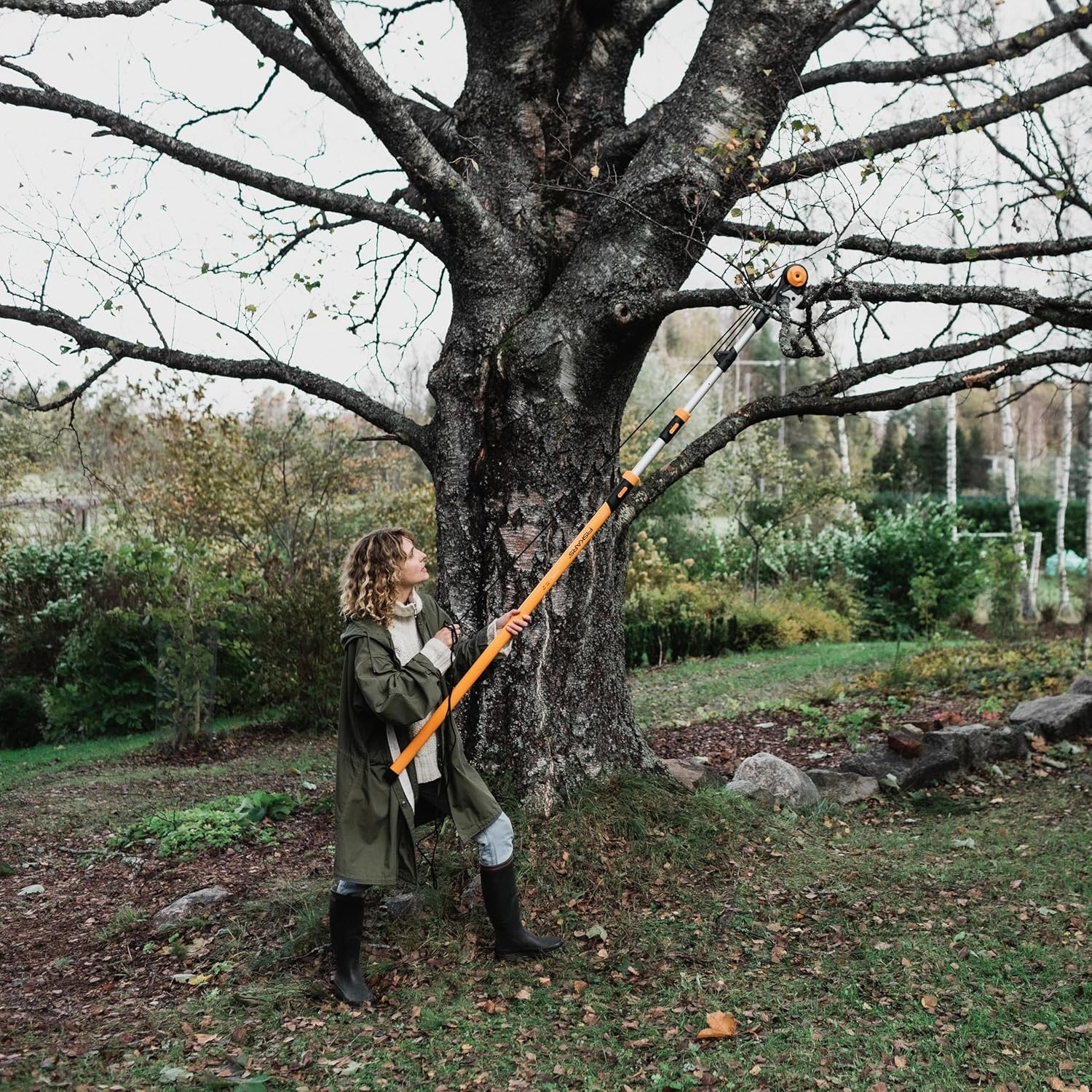 Fiskars 7ft-14ft Power-Lever Extendable Pole Saw and Tree Pruner, Lawn and Garden Tools, Black/Orange(7-16 ft Chain Drive Saw & Pruner)