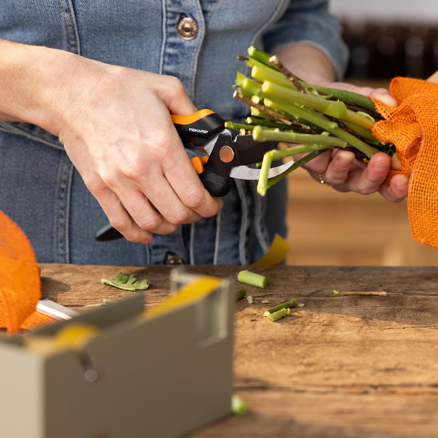 Fiskars 6″ Pruning Scissors for Flowers, Buds, Weeds and Small Plants, Garden Snips with Resin Resistant Nonstick Stainless Steel Blades, Gardening Trimmers with Comfortable Handle(Floral Pruner)