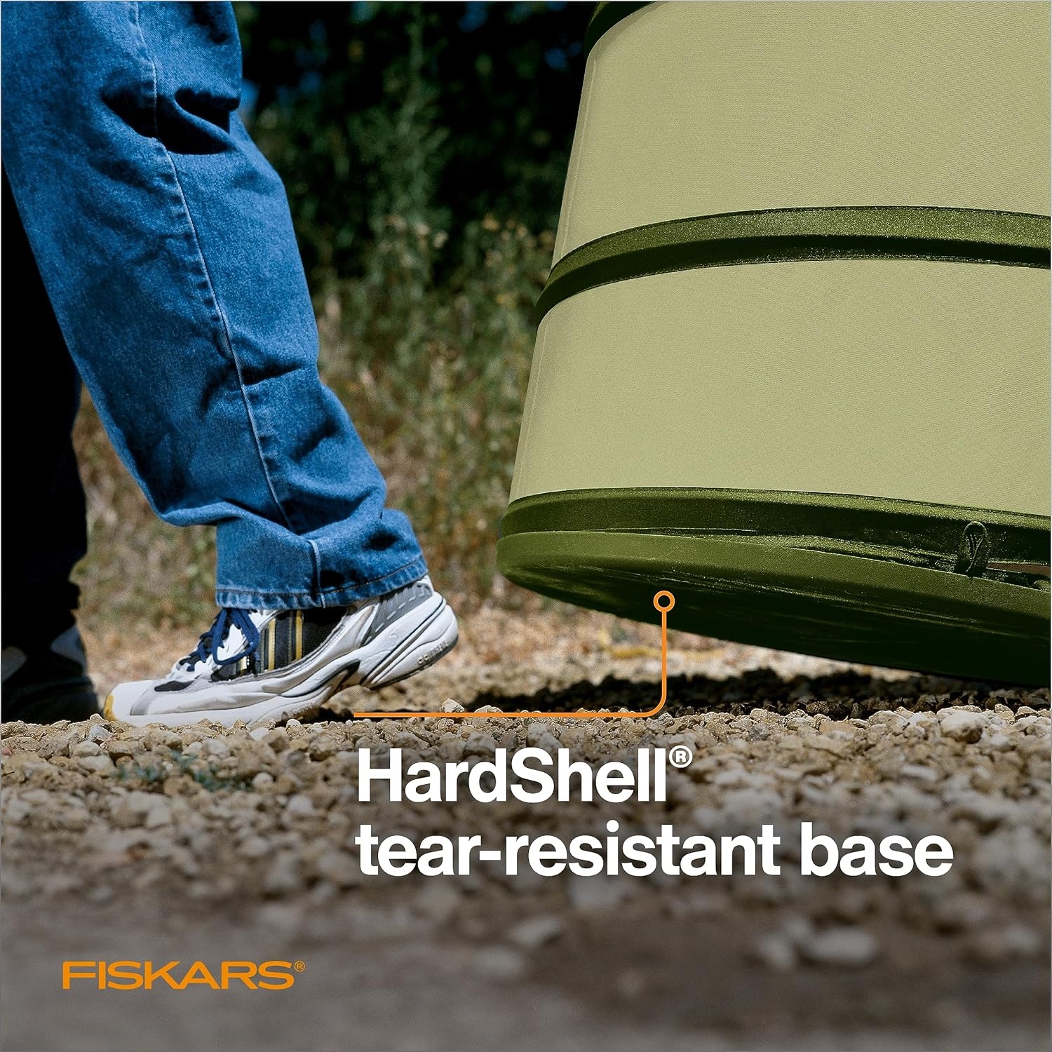 Fiskars Kangaroo Collapsible Garden Bag with Heavy Duty Hardshell Bottom for Yard Waste, 30 Gallon Reusable Container for Lawn Care and Gardening