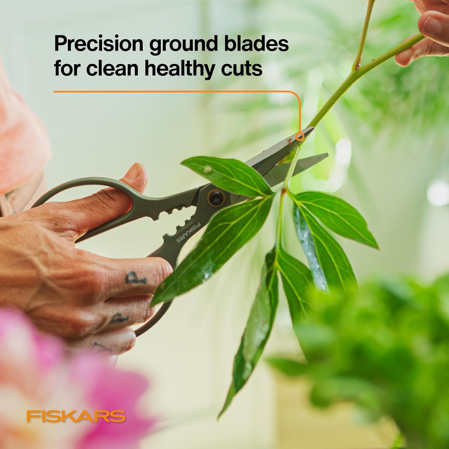 Fiskars Plant Shaping Shears & Holder, Precision Indoor Gardening Snips with Storage Caddy, Forged Stainless Steel Blades for Clean Cuts on Broad Leaves, Ambidextrous Handles & Stem Stripper, 6″(Shaper Plant Shears)