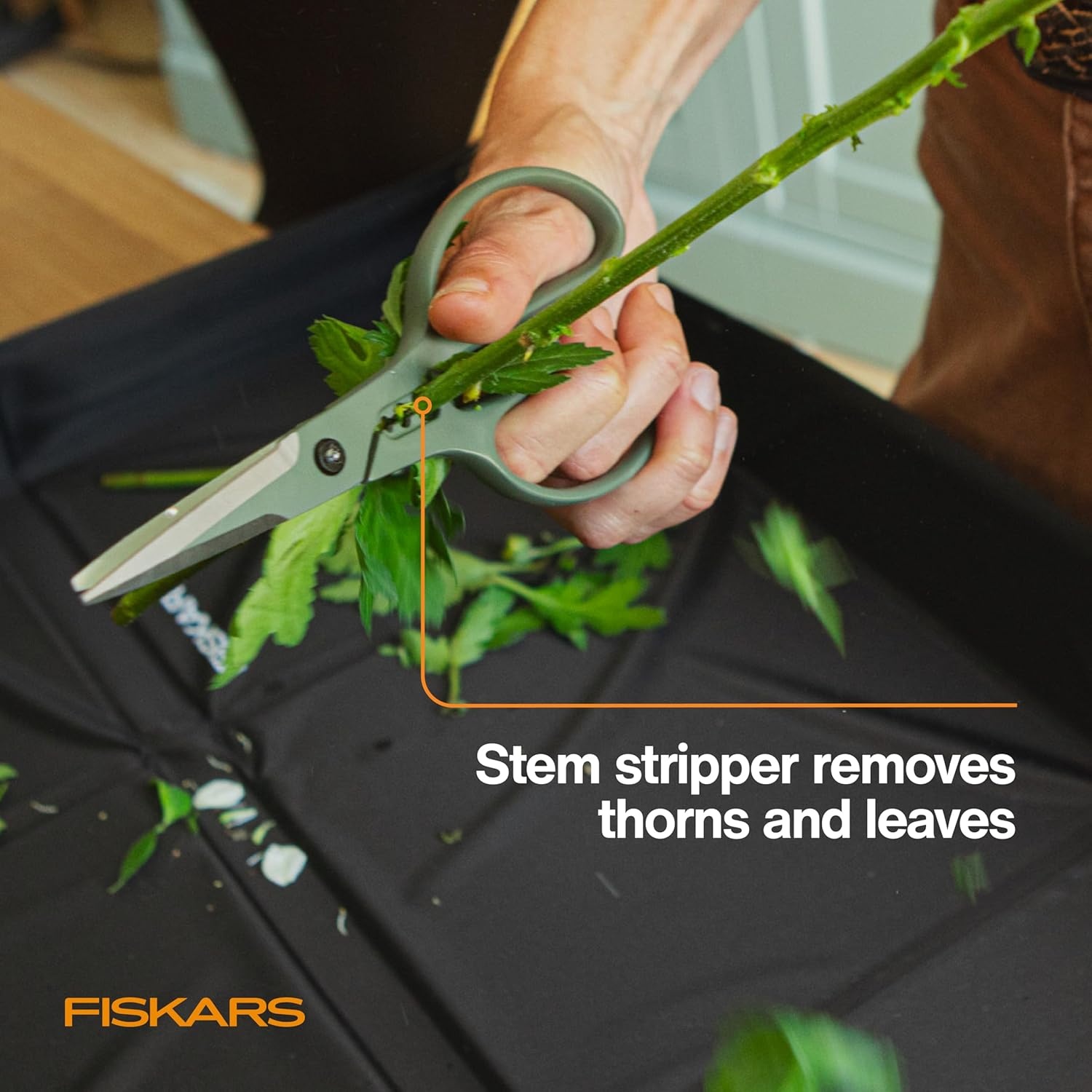 Fiskars Plant Shaping Shears & Holder, Precision Indoor Gardening Snips with Storage Caddy, Forged Stainless Steel Blades for Clean Cuts on Broad Leaves, Ambidextrous Handles & Stem Stripper, 6″(Shaper Plant Shears)