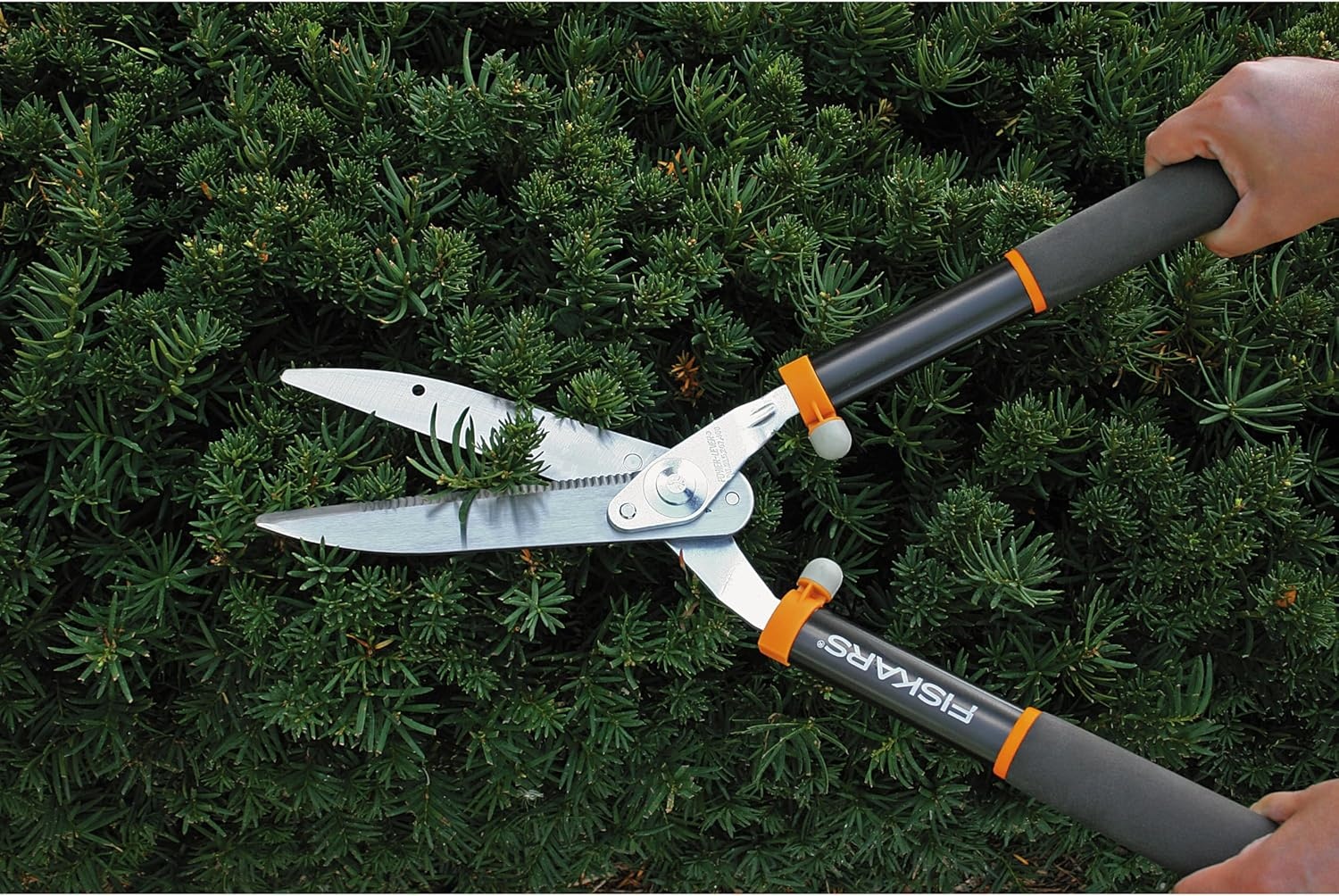 Fiskars DualAction Hedge Shears, 2-in-1 Fast Trimming & PowerCut Hedge Trimmer, Precision-Ground Steel Blades for Clean Cuts, Shock-Absorbing Bumpers & SoftGrip Handles for Comfort(20″ Power-Lever)
