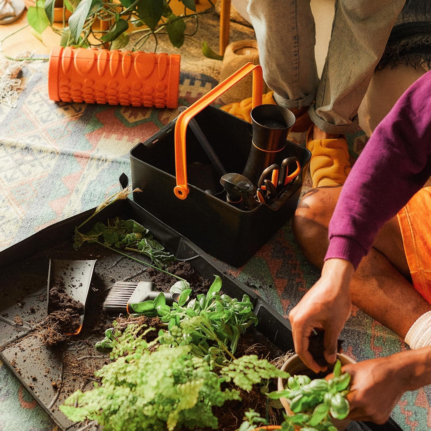 Fiskars Planting Soil Scoop & Brush Set, Dual-Sided Tool for Indoor Digging & Cleanup, Narrow Rigid End & Flexible Dustpan for Potting, Soft Bristles Sweep Debris, Recycled Plastic(Tool Caddy)