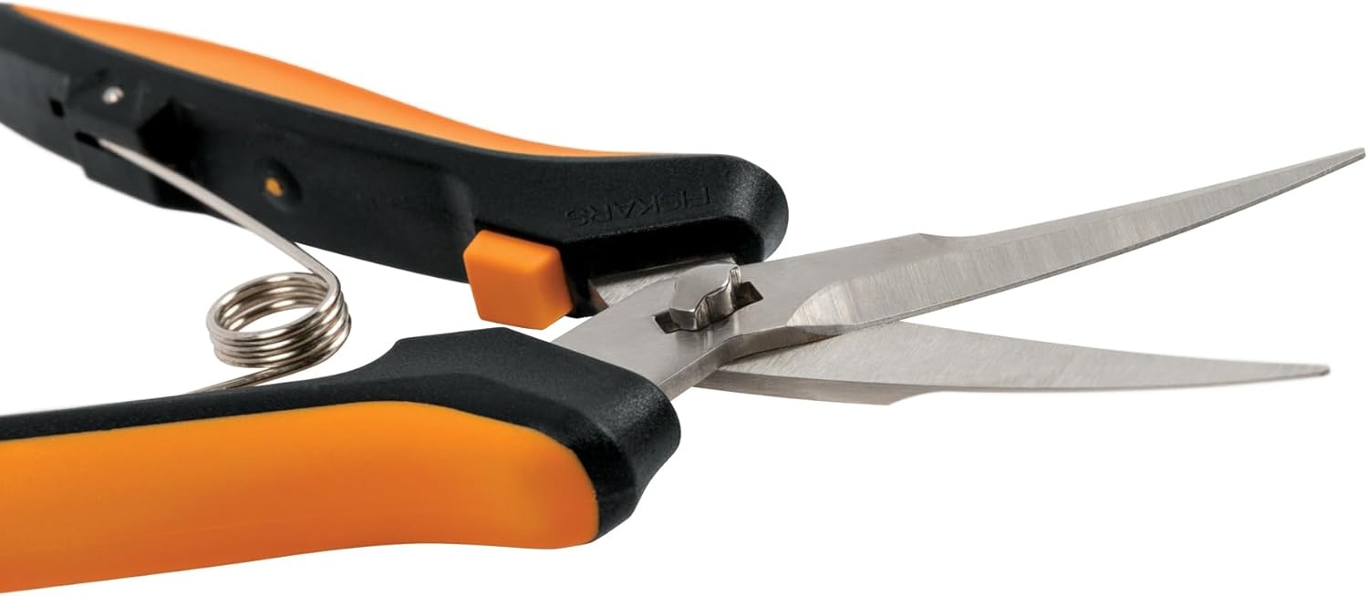 Fiskars 6″ Pruning Scissors for Flowers, Buds, Weeds and Small Plants, Garden Snips with Resin Resistant Nonstick Stainless Steel Blades, Gardening Trimmers with Comfortable Handle(Pruning Snips (Curved))