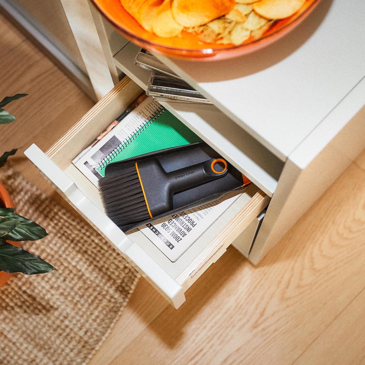 Fiskars Planting Soil Scoop & Brush Set, Dual-Sided Tool for Indoor Digging & Cleanup, Narrow Rigid End & Flexible Dustpan for Potting, Soft Bristles Sweep Debris, Recycled Plastic(Soil Scoop & Brush Set)