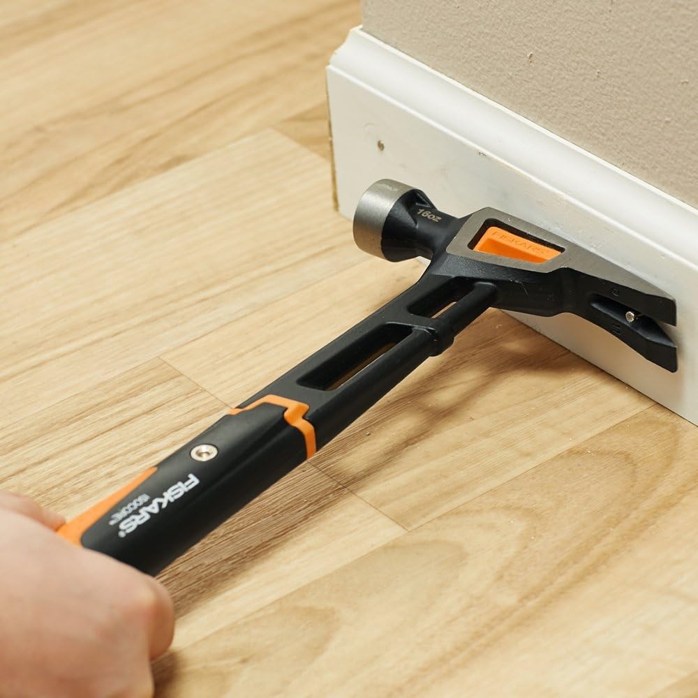 Fiskars Pro IsoCore 17 oz Framing Hammer (16″) – with Rip Claw, Shock-Absorbing Grip, and Magnetic Nail Starter – Drive Large Nails into Tough Wood – Construction and Home Improvement Tools(Rip Claw Finishing Hammer)