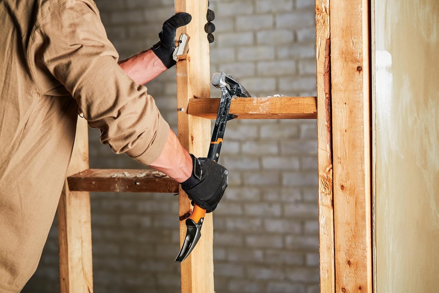Fiskars IsoCore Wrecking Bar, Board Bender Shock Absorbing Hammer and Crowbar, 18-Inch