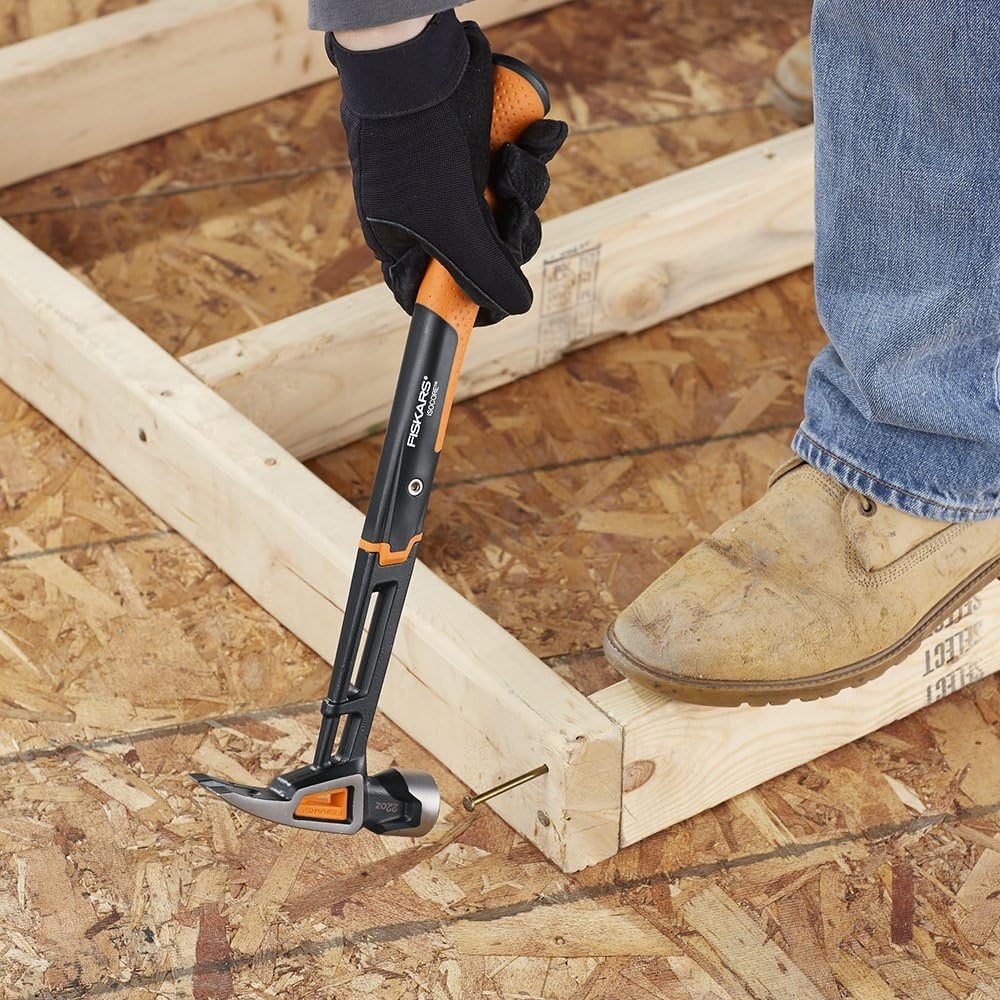 Fiskars Pro IsoCore 17 oz Framing Hammer (16″) – with Rip Claw, Shock-Absorbing Grip, and Magnetic Nail Starter – Drive Large Nails into Tough Wood – Construction and Home Improvement Tools(Milled Face Framing 28 oz)