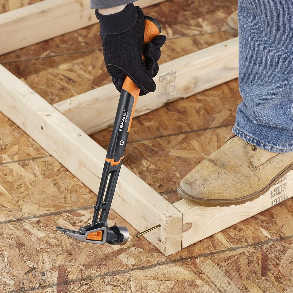 Fiskars Pro IsoCore 17 oz Framing Hammer (16″) – with Rip Claw, Shock-Absorbing Grip, and Magnetic Nail Starter – Drive Large Nails into Tough Wood – Construction and Home Improvement Tools(Milled Face Framing 22 oz)