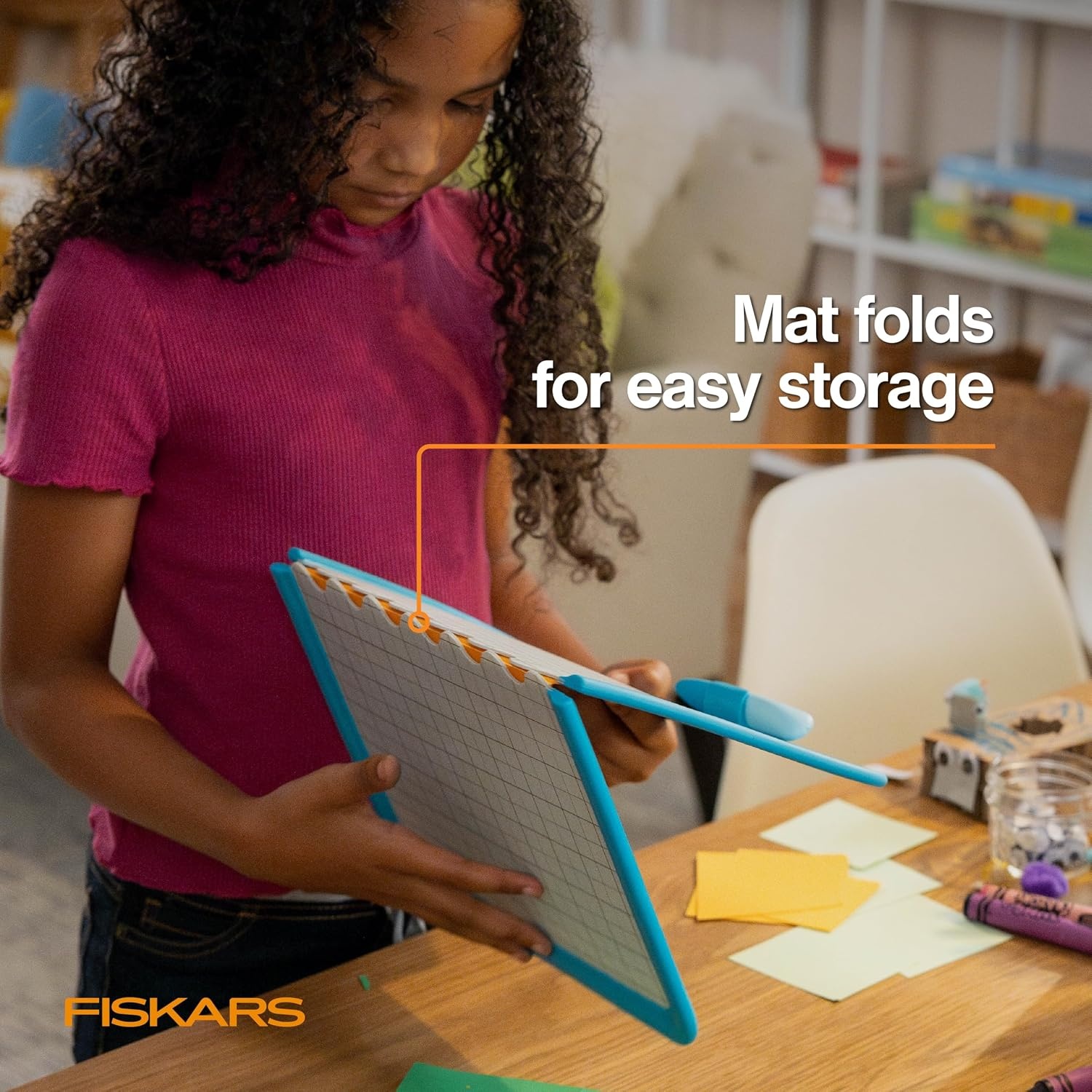 Fiskars Kids Cardboard Creator – Safer Cardboard Cutting Tool with Ergonomic SoftGrip Handle, For Craft and School Supplies, 5 inches(Cutting Pen & Mat)