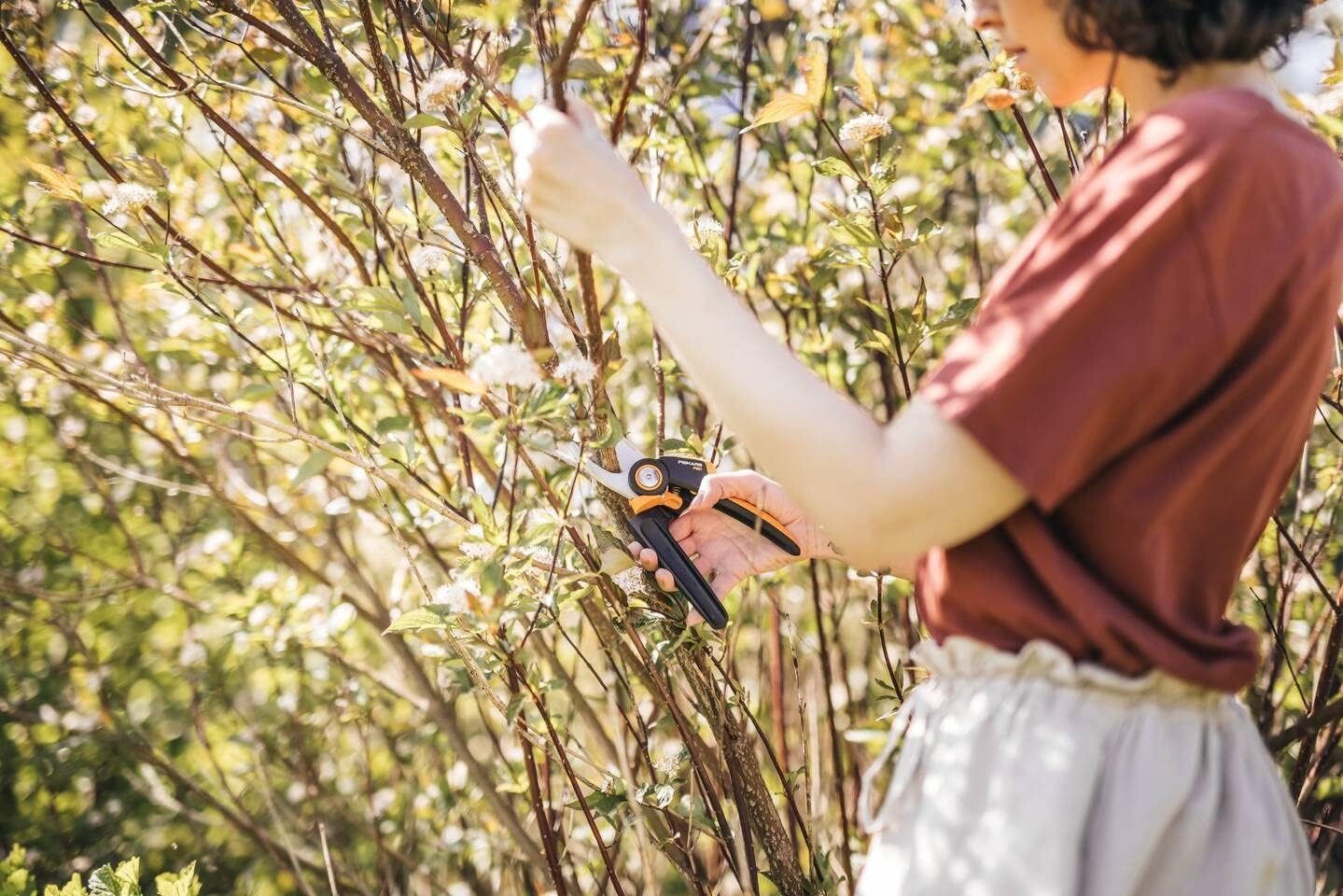 Fiskars Bypass Garden Pruners L, X-Series PowerGear, P961, with Rolling Handle, for Fresh Branches and Twigs, Non-Stick Coated, Stainless Steel Blades, Length: 22.2 cm, Black/Orange, 1057175(X-series P921)
