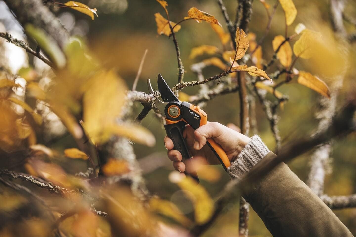 Fiskars Bypass Garden Pruners L, X-Series PowerGear, P961, with Rolling Handle, for Fresh Branches and Twigs, Non-Stick Coated, Stainless Steel Blades, Length: 22.2 cm, Black/Orange, 1057175(X-series P961)