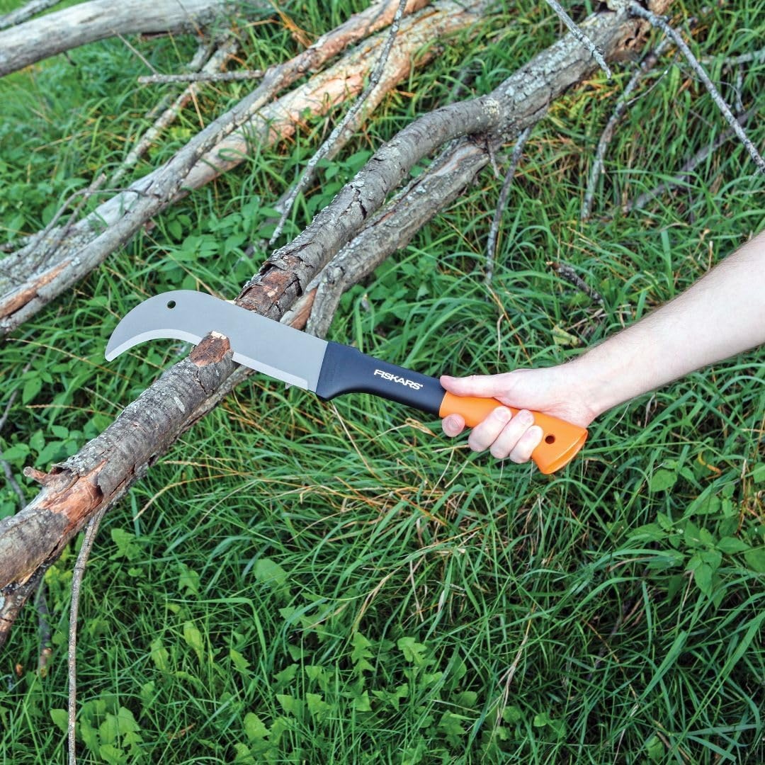 Fiskars 9″ Brush Axe with Safety Sheath – Fixed Handle -Curved Blade Branch Chopping Axe – Yard and Garden Tools – Black/Orange