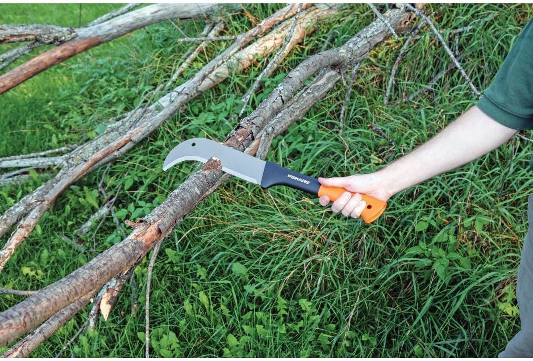 Fiskars 9″ Brush Axe with Safety Sheath – Fixed Handle -Curved Blade Branch Chopping Axe – Yard and Garden Tools – Black/Orange