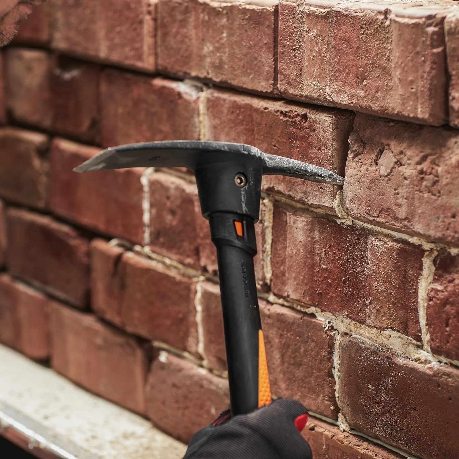 Fiskars IsoCore Pickaxe Mattock with Shock-Absorbing Handle, Dual-Head Tool for Roots & Rocks, 1.5 lb(Pro IsoCore 1.5lb Pick/Mattock)